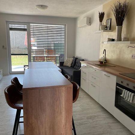 Sunny Apartment On The Lakes Сенець Екстер'єр фото