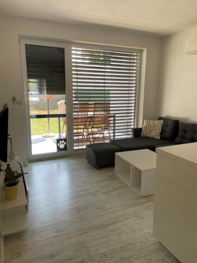 Sunny Apartment On The Lakes Сенець Екстер'єр фото