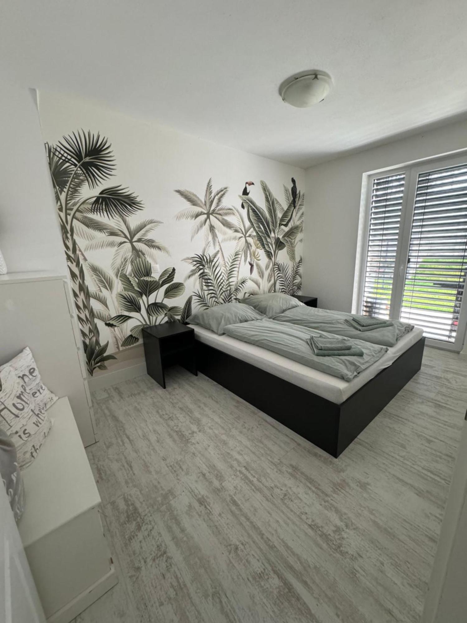 Sunny Apartment On The Lakes Сенець Екстер'єр фото