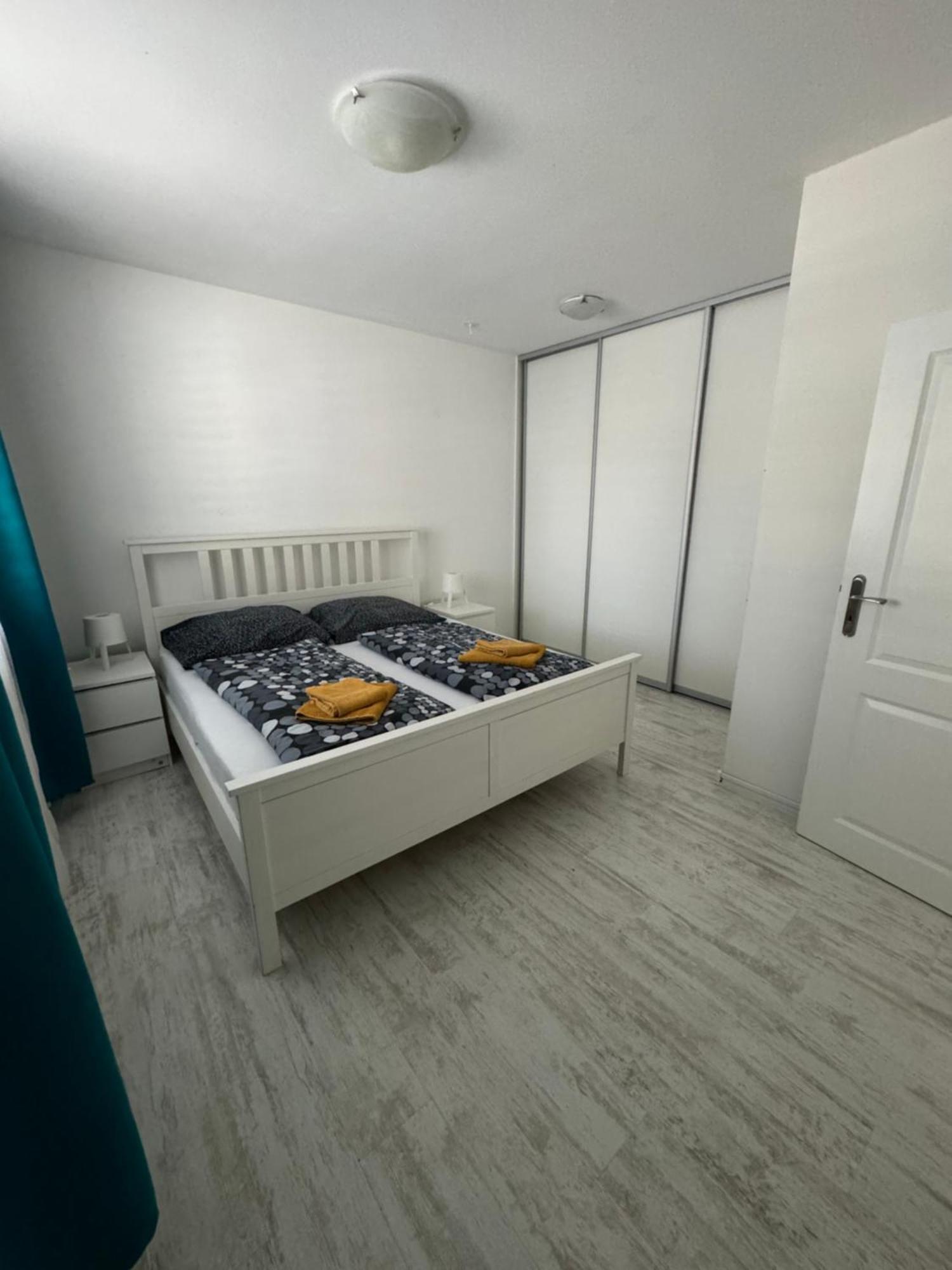 Sunny Apartment On The Lakes Сенець Екстер'єр фото